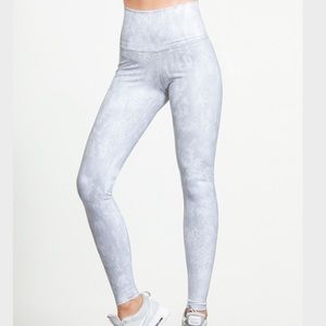 Alo Yoga High-Waist Airbrush Leggings in Vapor python Glossy